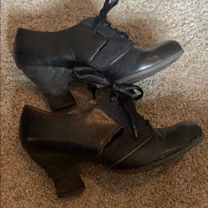 Mid length heel shoes